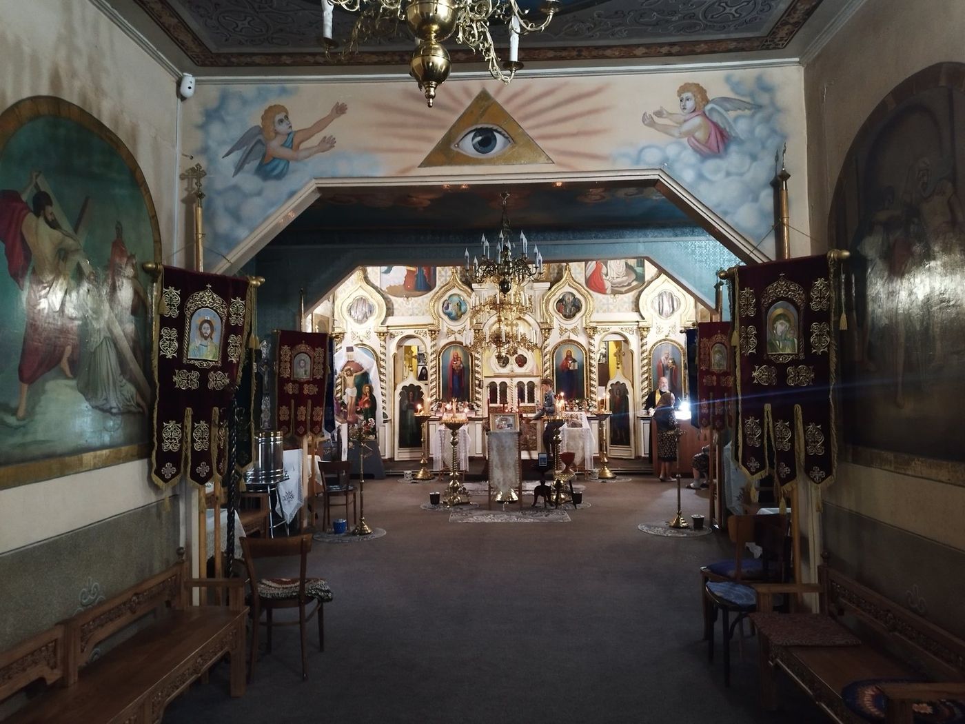 De la intrare, spre iconostas: ochiul în triunghi și îngerii, pe arcul naosului