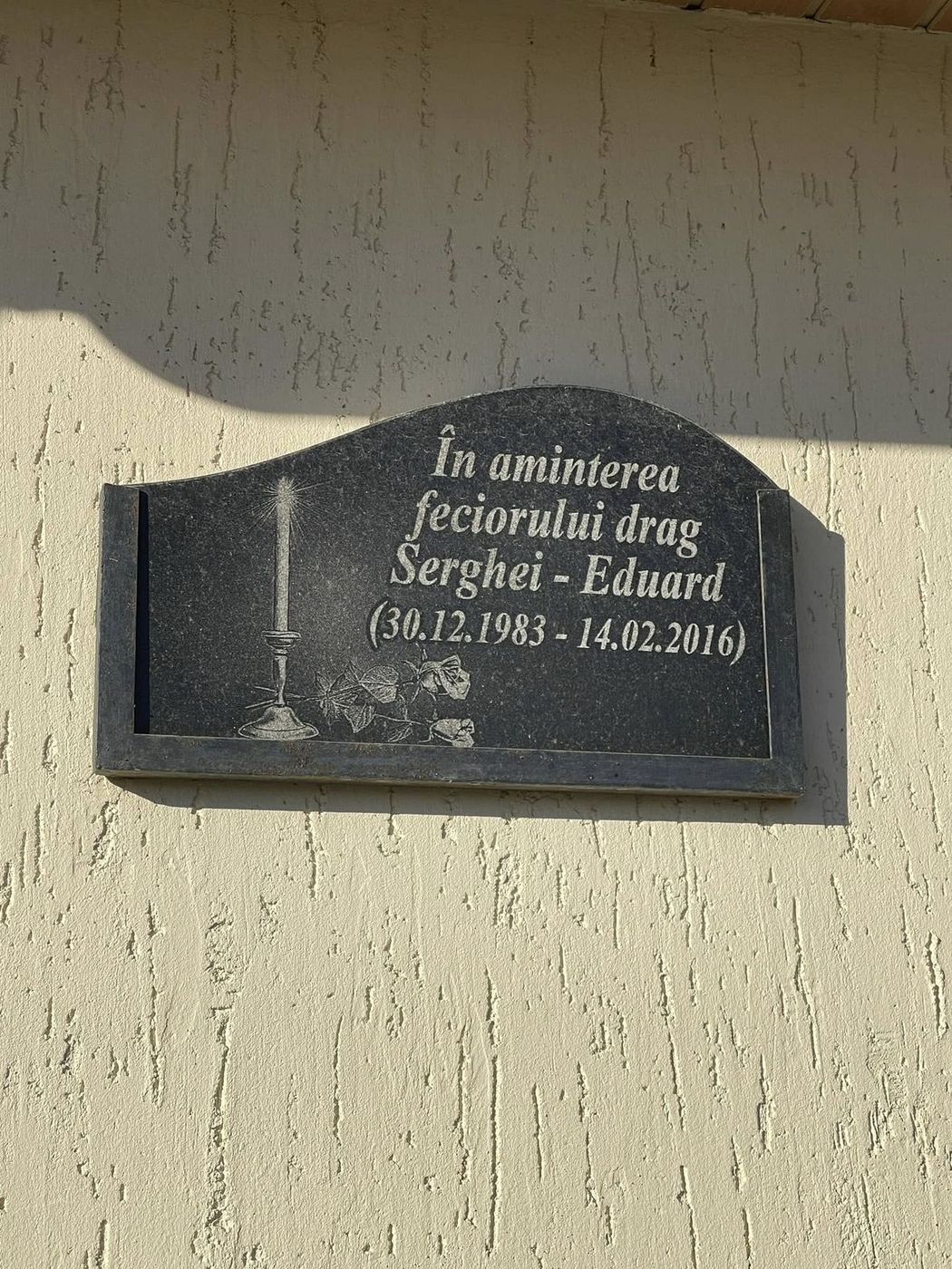 Placa de amintire, pe peretele capelei