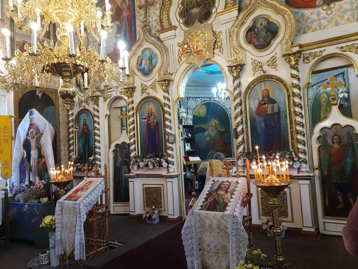 Duminică dimineața: iconostasul și sfeșnicele cu lumânări aprinse