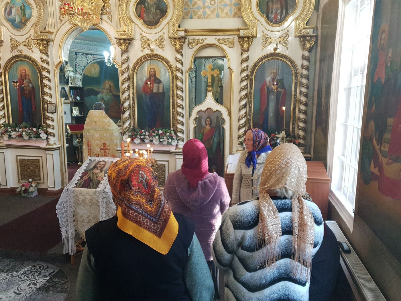 Dăscălițele la strană, lângă fereastră, cu fața spre iconostas