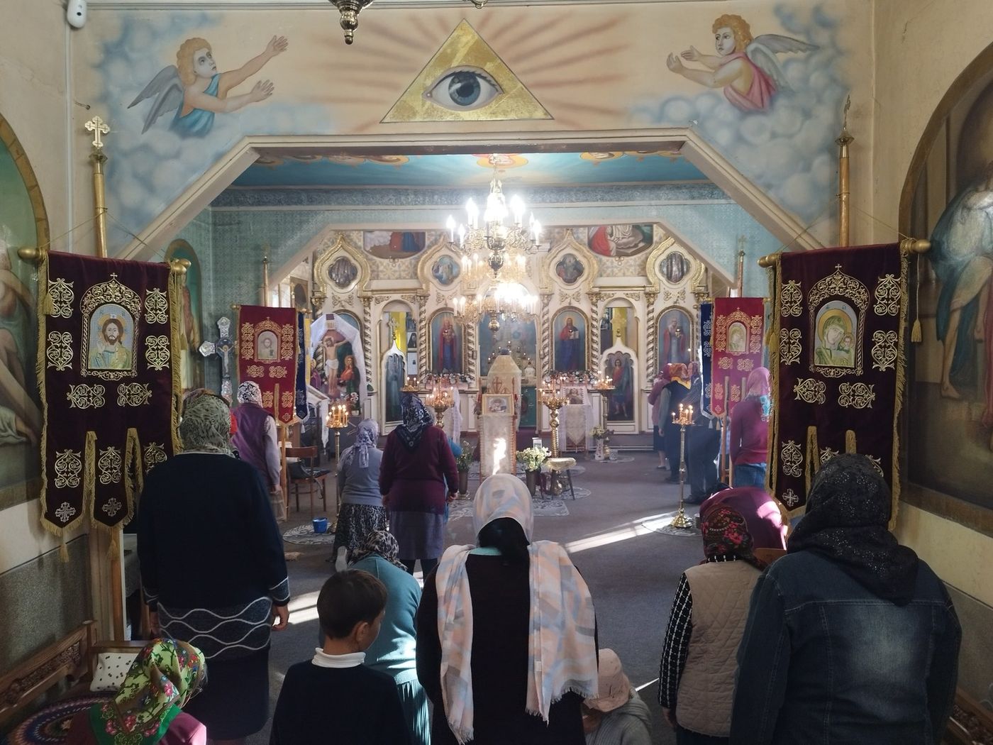 Biserica plină, la Sfânta Liturghie