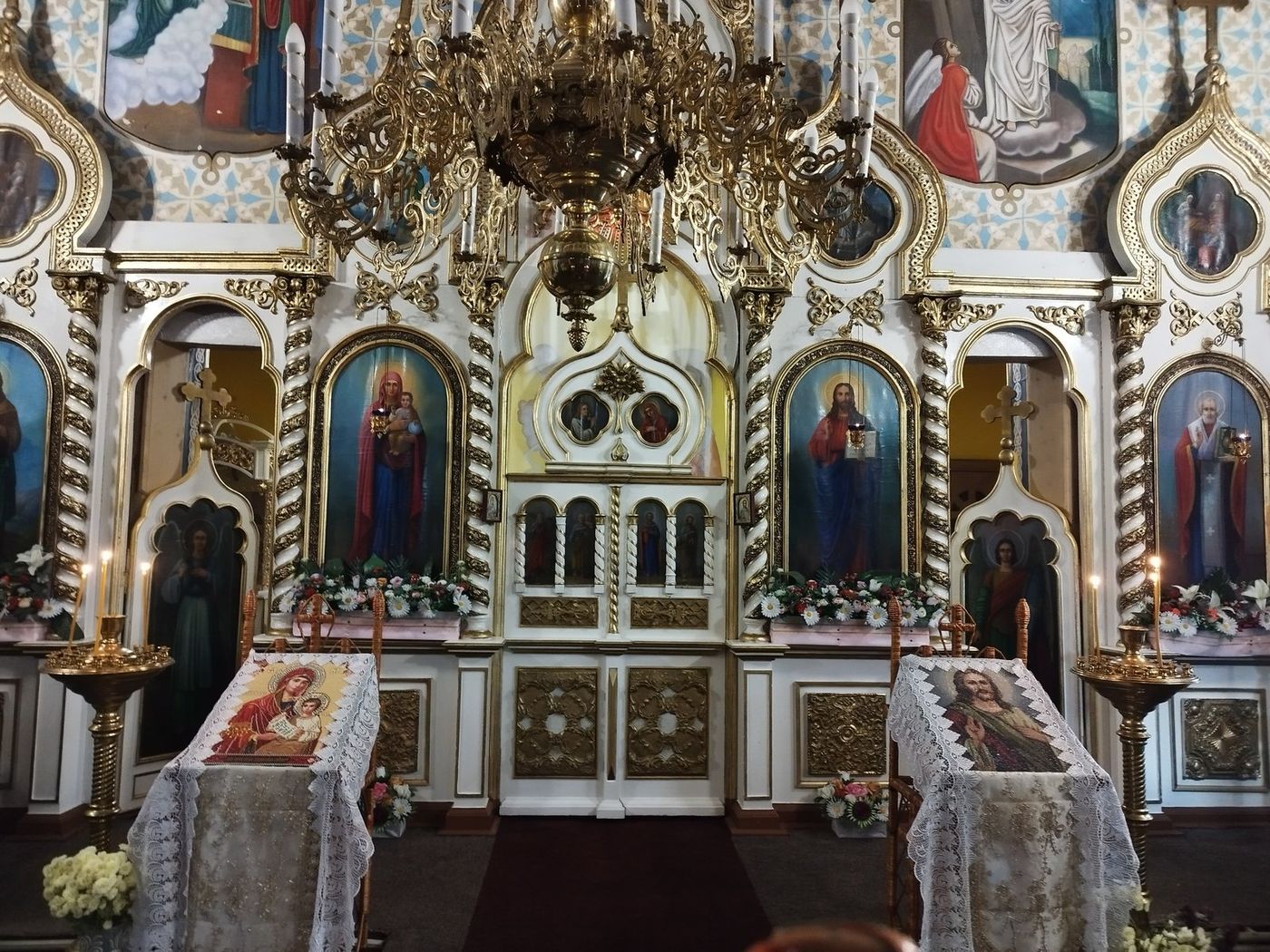 Sâmbătă seara: iconostasul, cu analoagele din fața lui