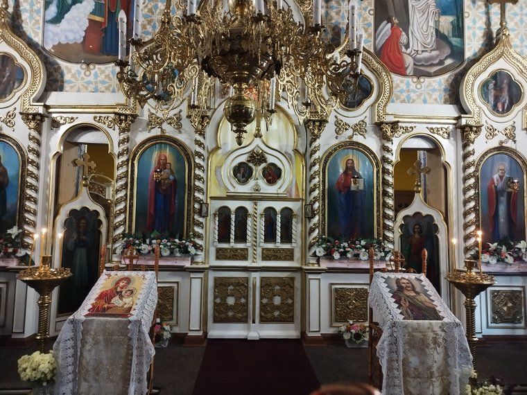 Sâmbătă seara: iconostasul, cu analoagele din fața lui