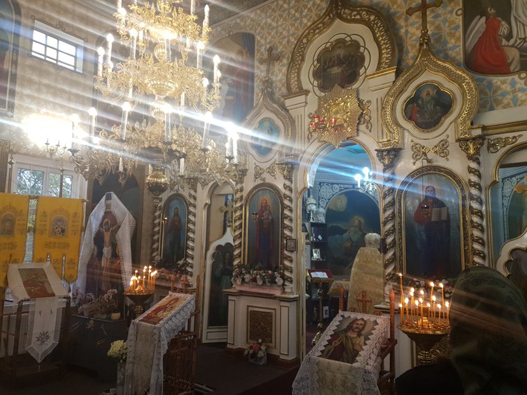 Duminică dimineața: iconostasul, în lumina care intră pe ferestre
