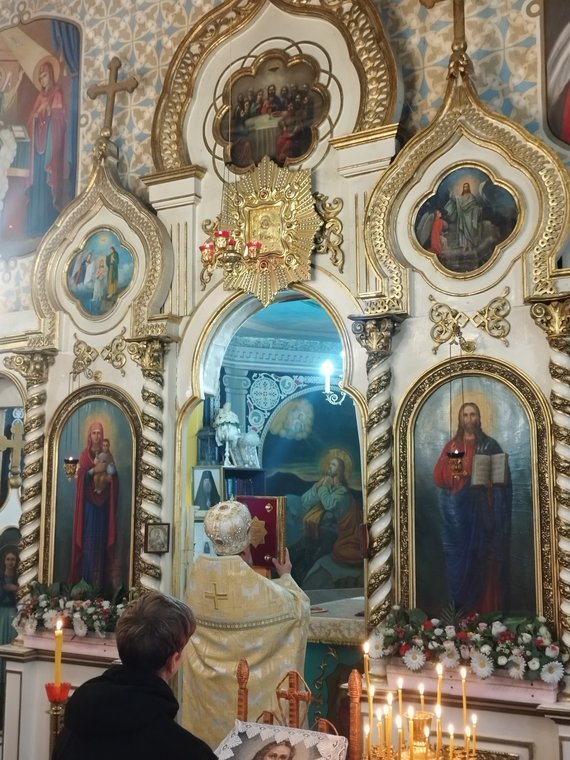Prin ușile împărătești deschise: părintele în altar