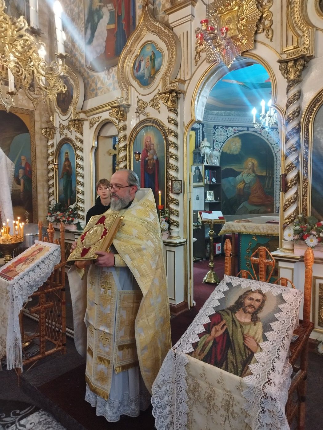 Părintele cu Sfânta Evanghelie în mâini