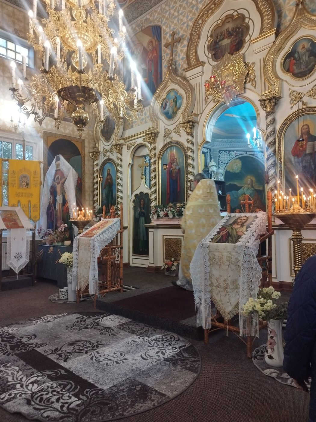 Părintele în fața iconostasului, la Sfânta Liturghie