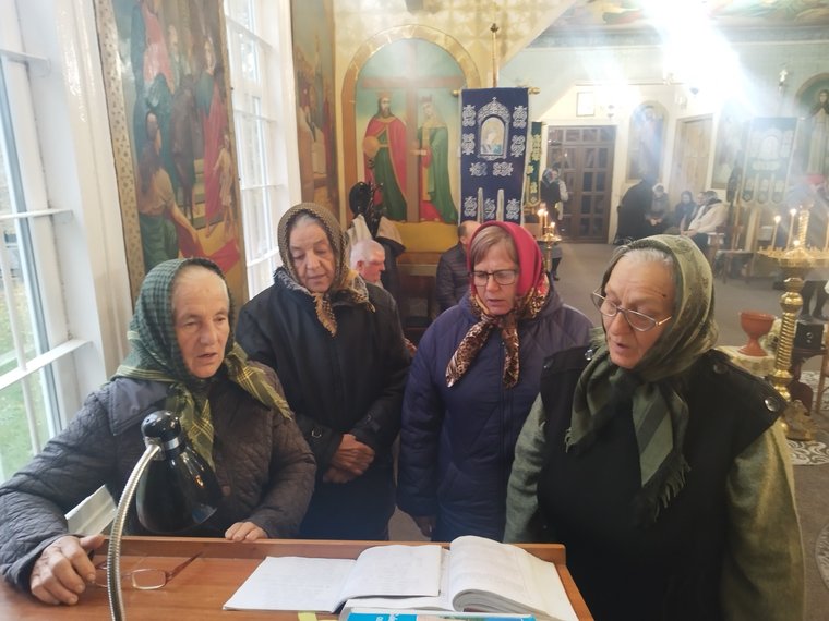 Dăscălițele cântând la strană