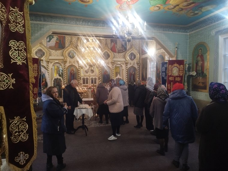 Credincioșii în biserică, la sfârșitul slujbei