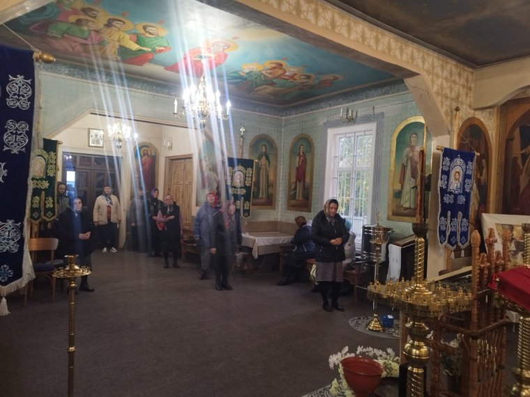 Lumina dimineții în biserică, printre prapuri