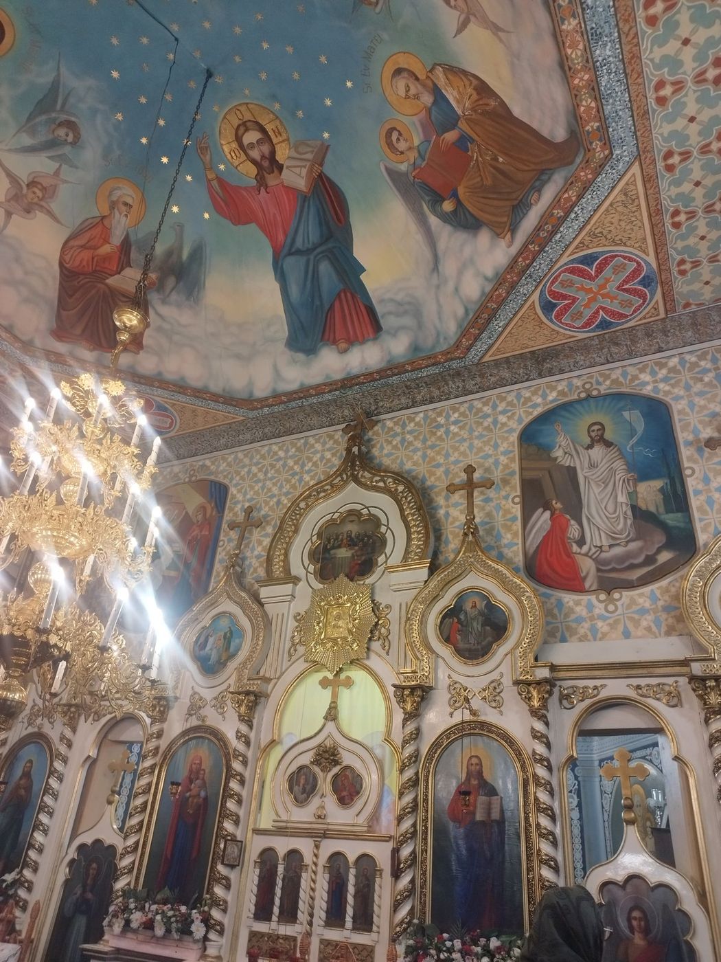 Bolta pictată deasupra iconostasului