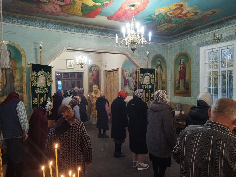 Părintele, în veșminte galbene, printre credincioși