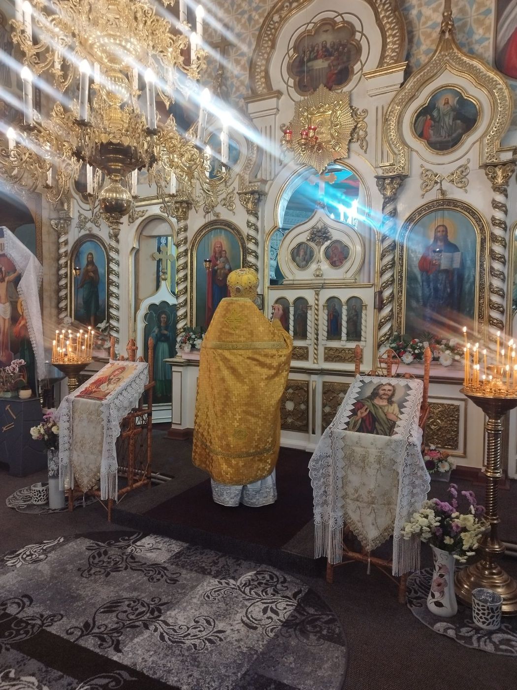 Părintele în fața ușilor împărătești