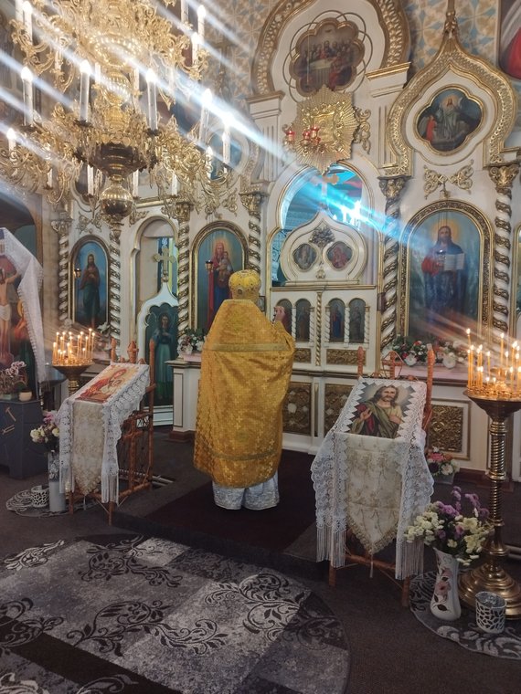 Părintele în fața ușilor împărătești