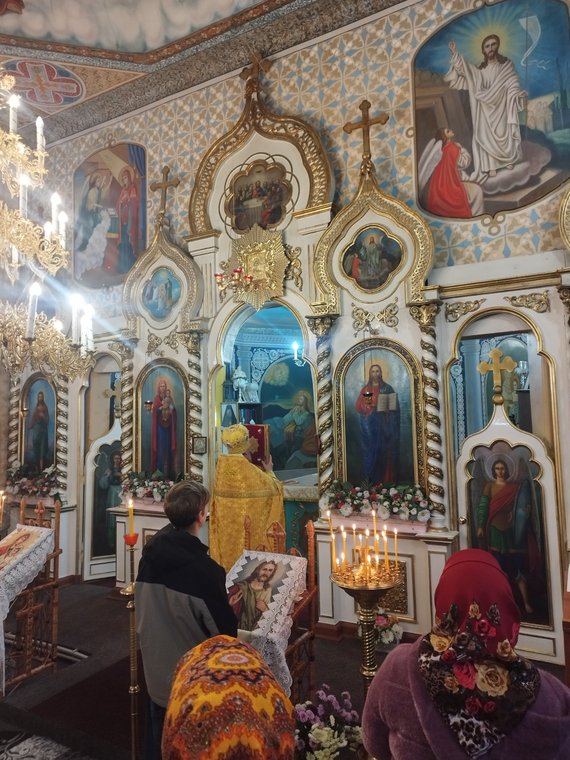 Prin ușile împărătești deschise: părintele în altar