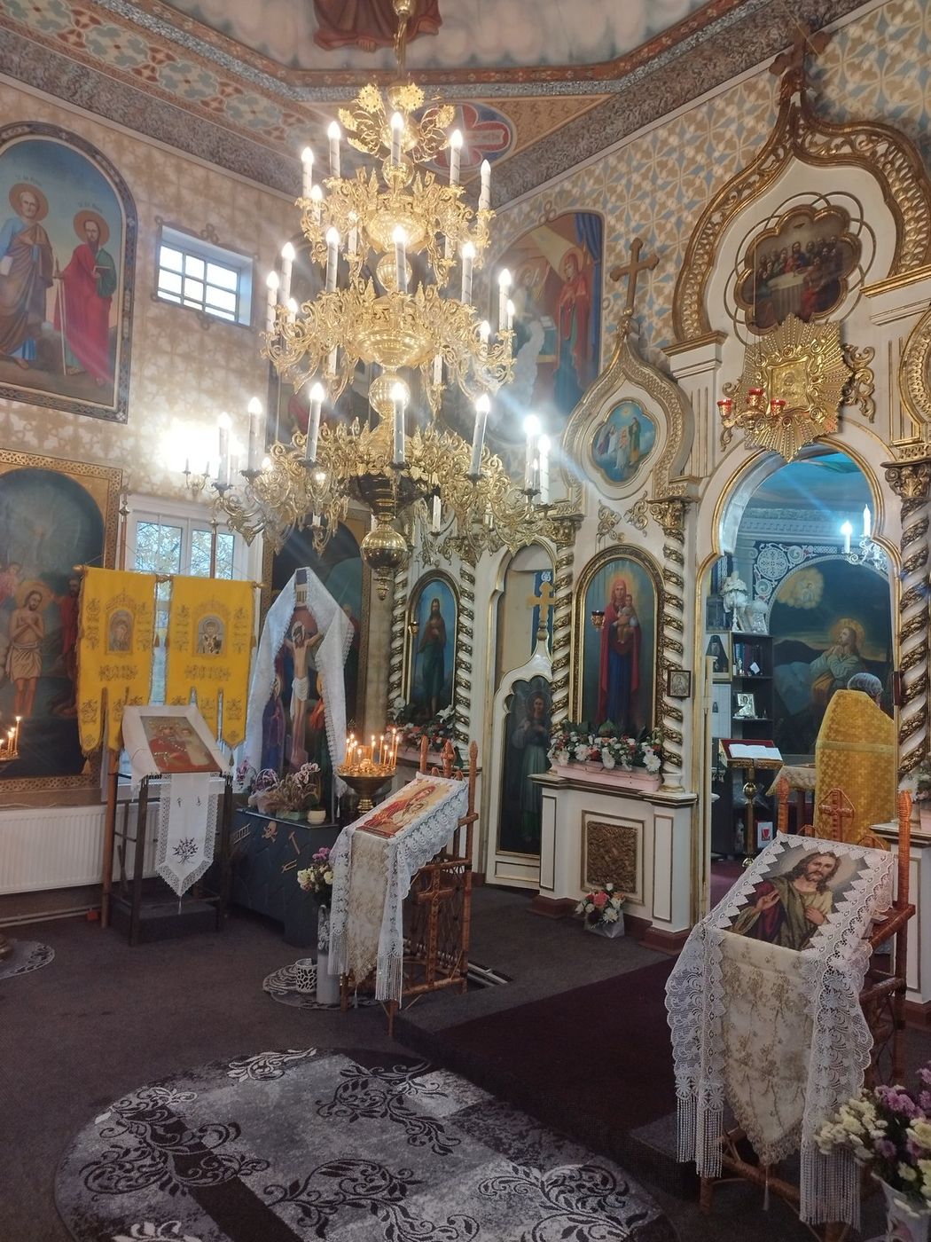 Iconostasul și policandrul