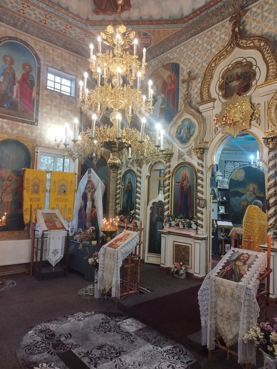 Iconostasul și policandrul