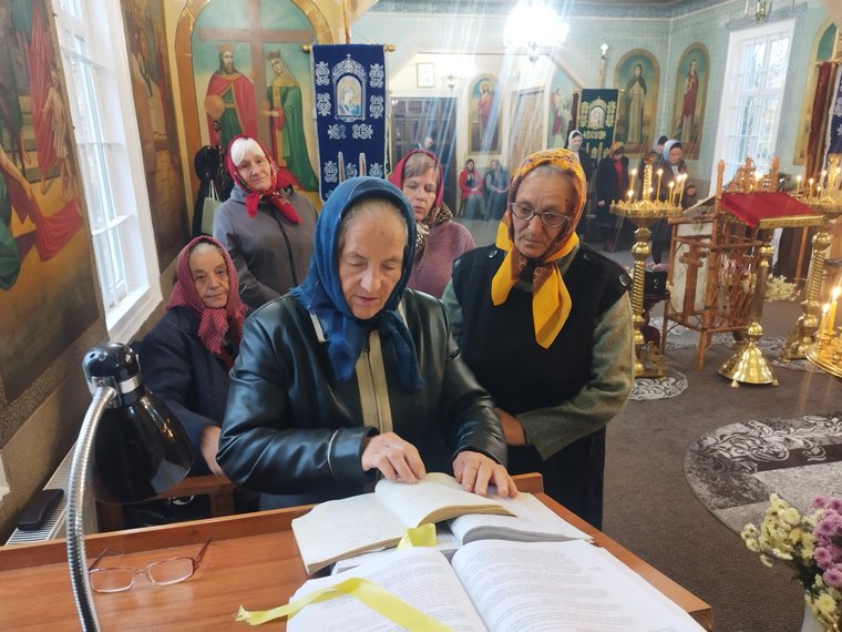 Dăscălițele la strană, cu cartea de cântări deschisă
