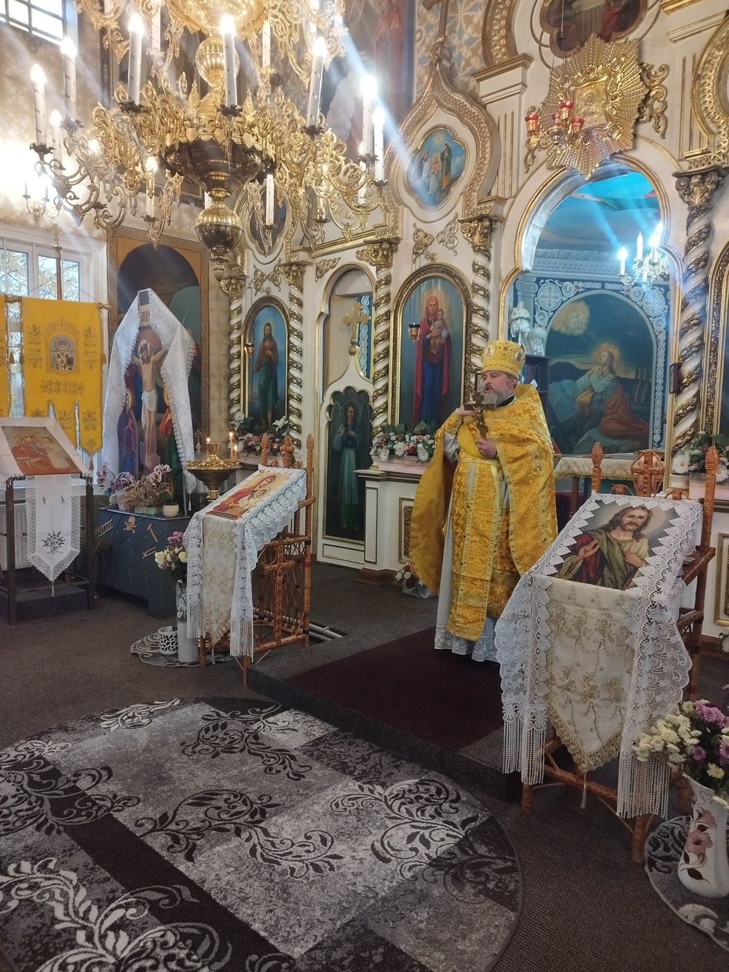 Părintele în fața iconostasului, spre sfârșitul Sfintei Liturghii