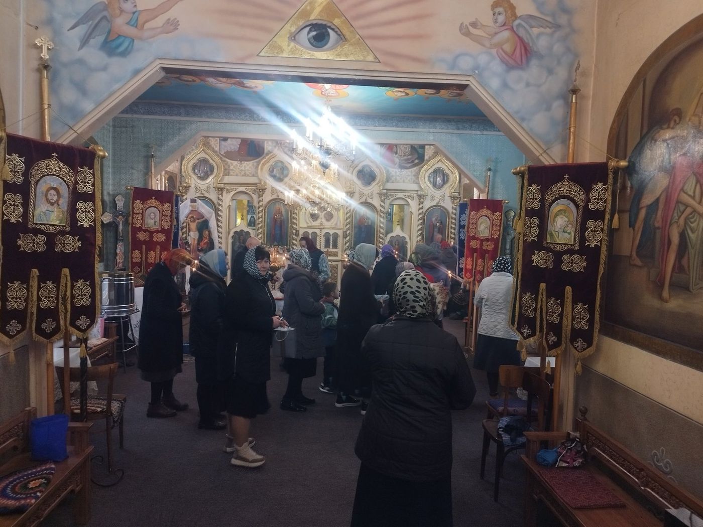 Credincioșii la sfârșitul slujbei, sub bolta pictată
