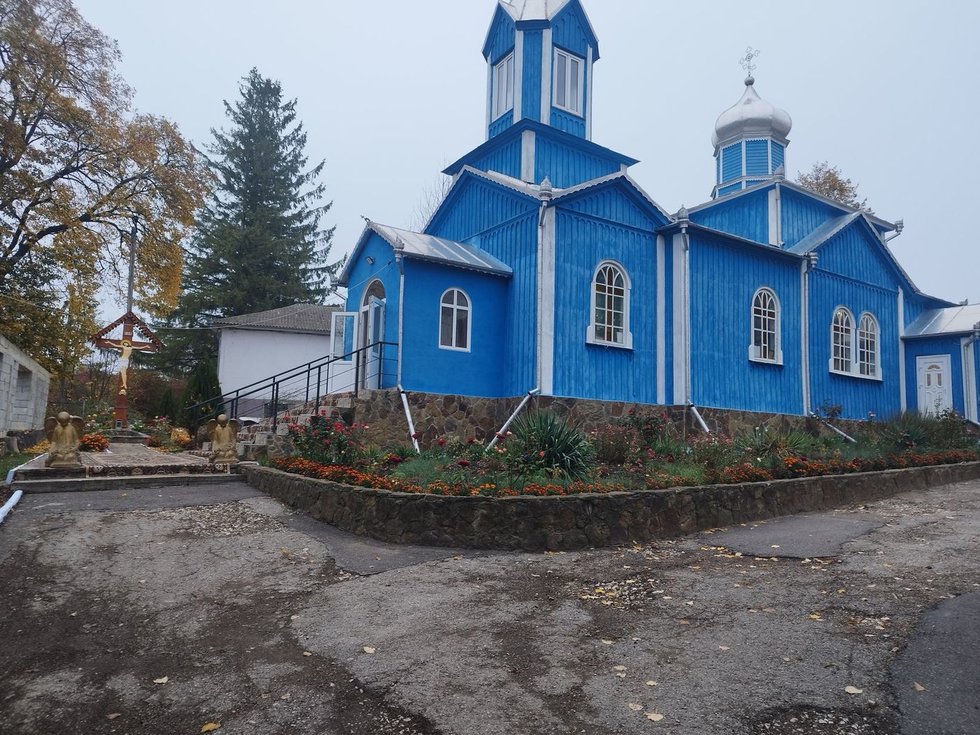 Biserica din Grinăuți-Moldova, în dimineața hramului