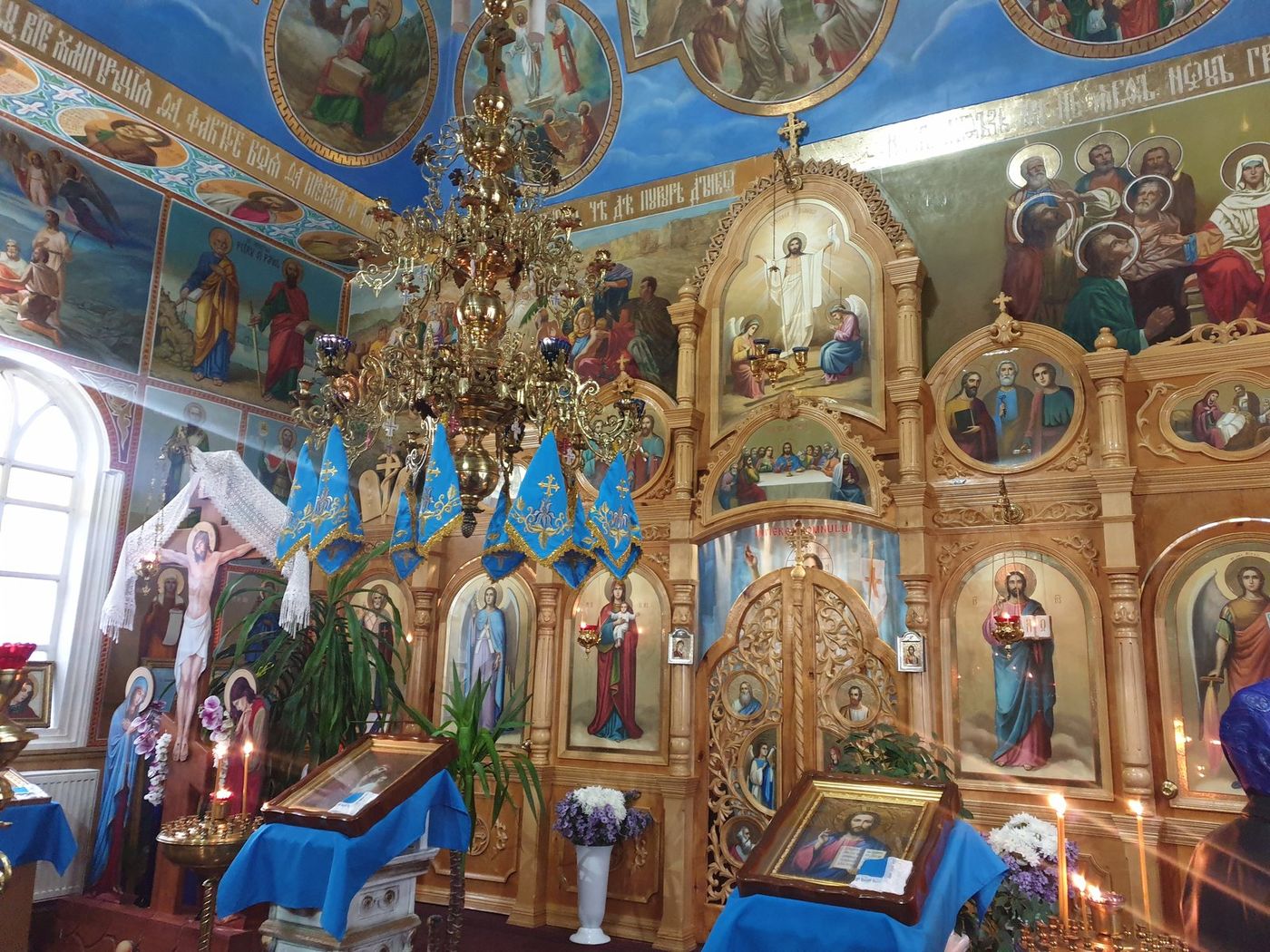 Iconostasul aurit, cu steagurile albastre ale praznicului