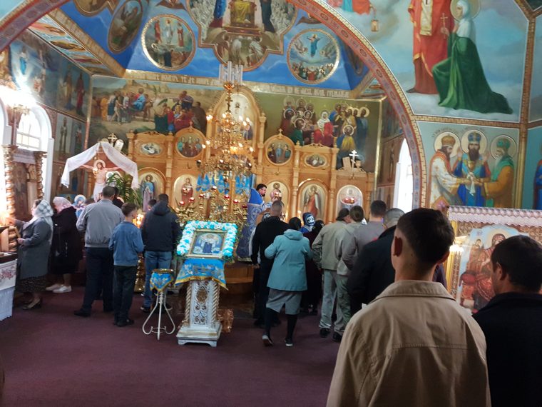 Credincioșii vin să se închine la icoana sărbătorii