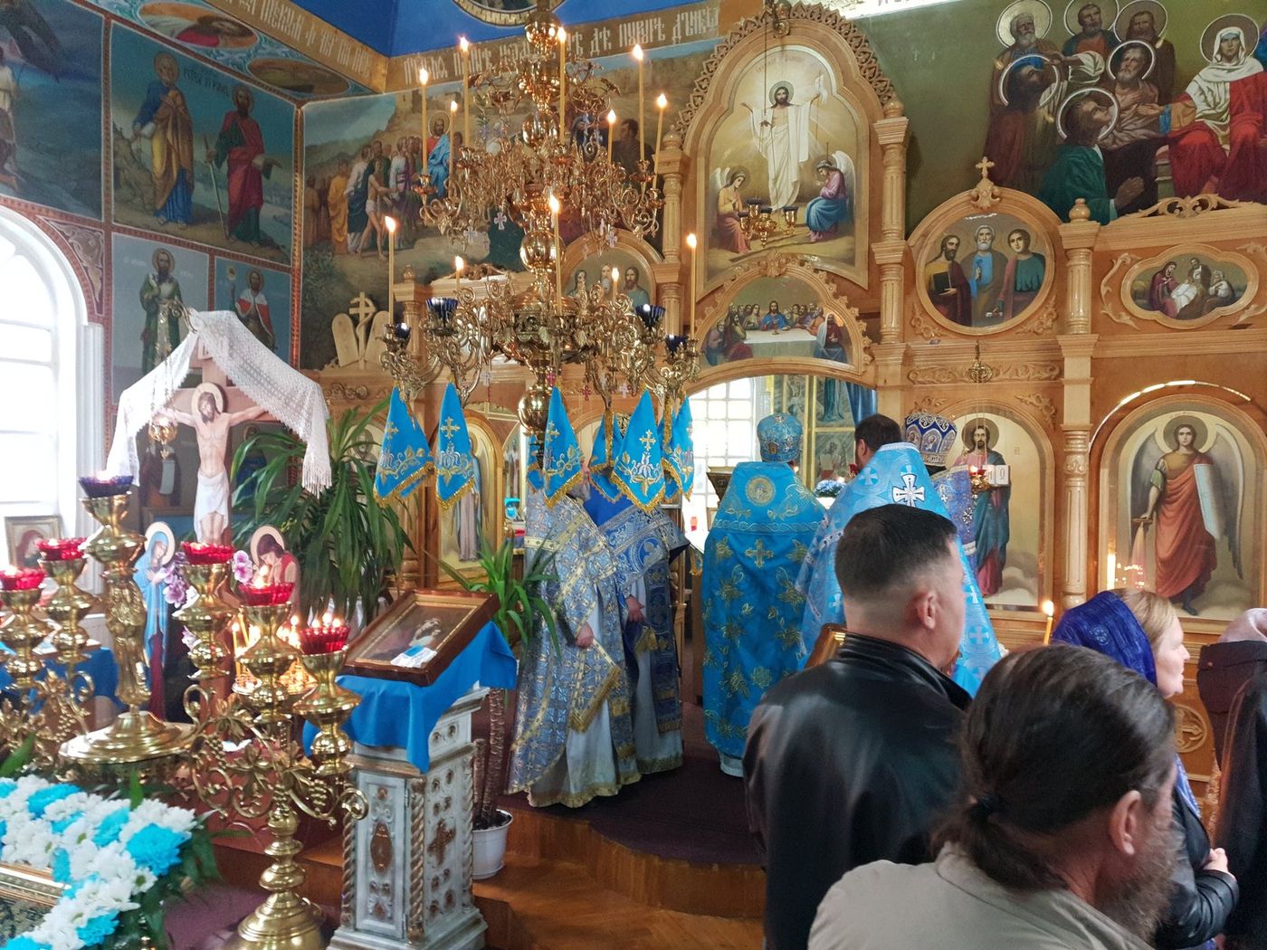Soborul în fața iconostasului