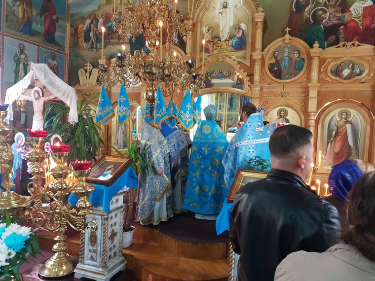 Soborul la slujbă, văzut dintre credincioși