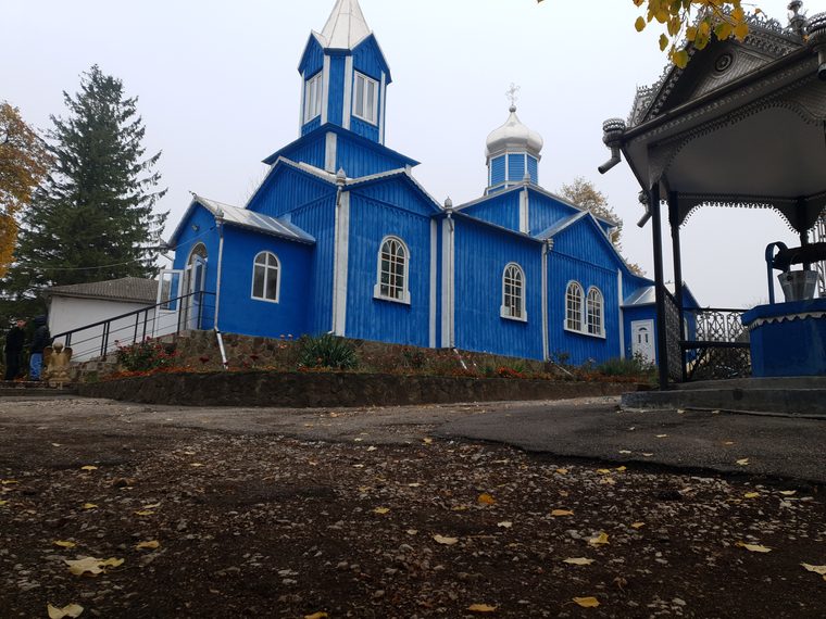 Biserica și foișorul fântânii