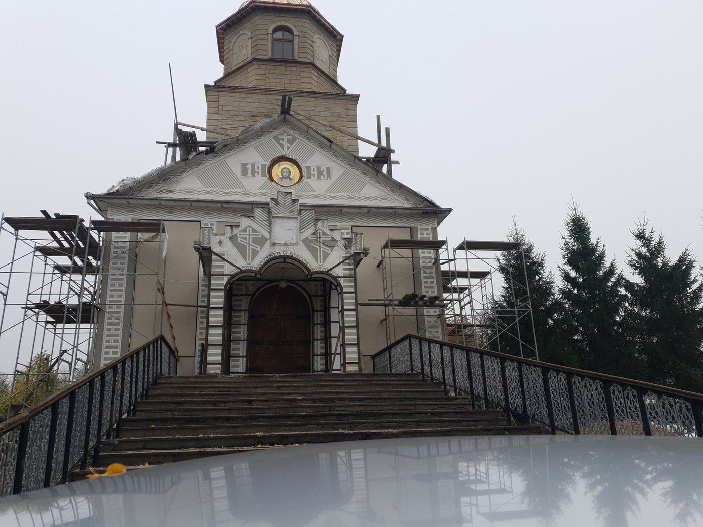 Intrarea în biserica nouă, încă sub schele