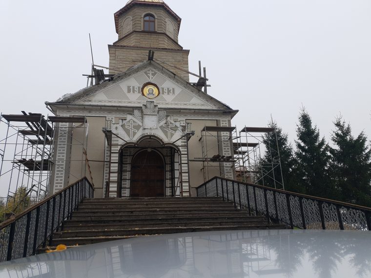 Intrarea în biserica nouă, încă sub schele