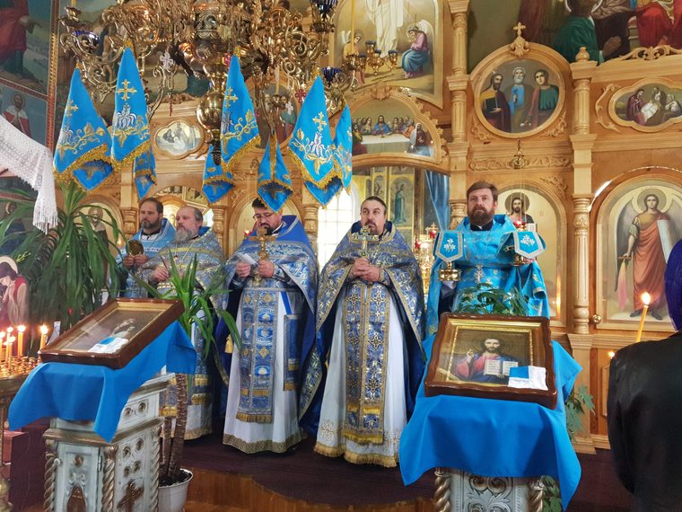 Preoții soborului, în rând, în fața iconostasului