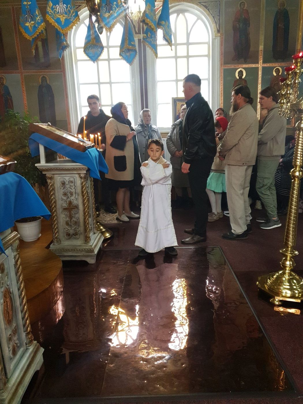 Băiețelul așteaptă să se împărtășească
