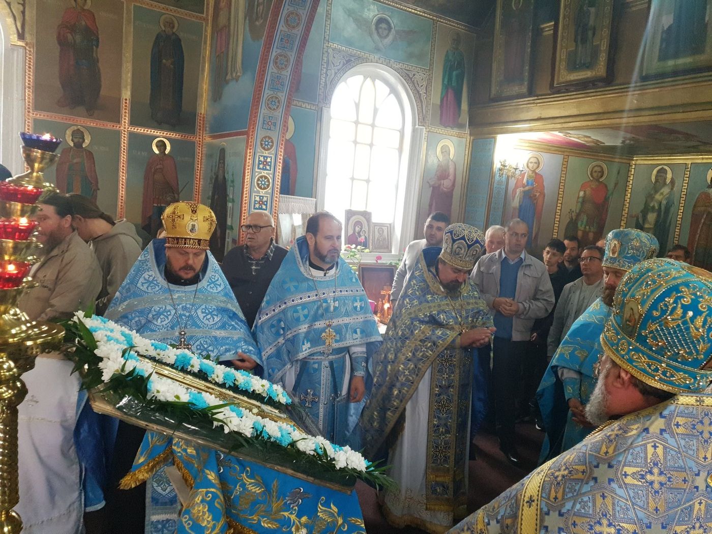 Soborul lângă icoana sărbătorii, cu credincioșii în jur