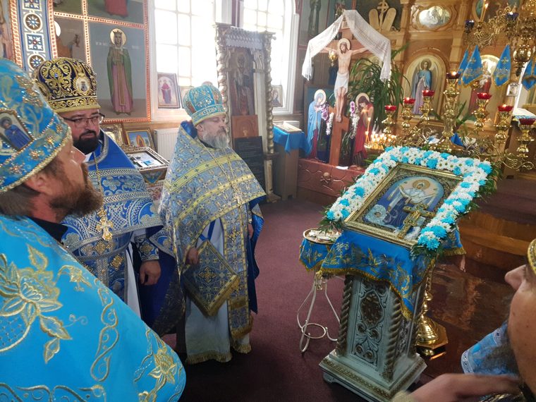 Icoana Acoperământului, între preoți