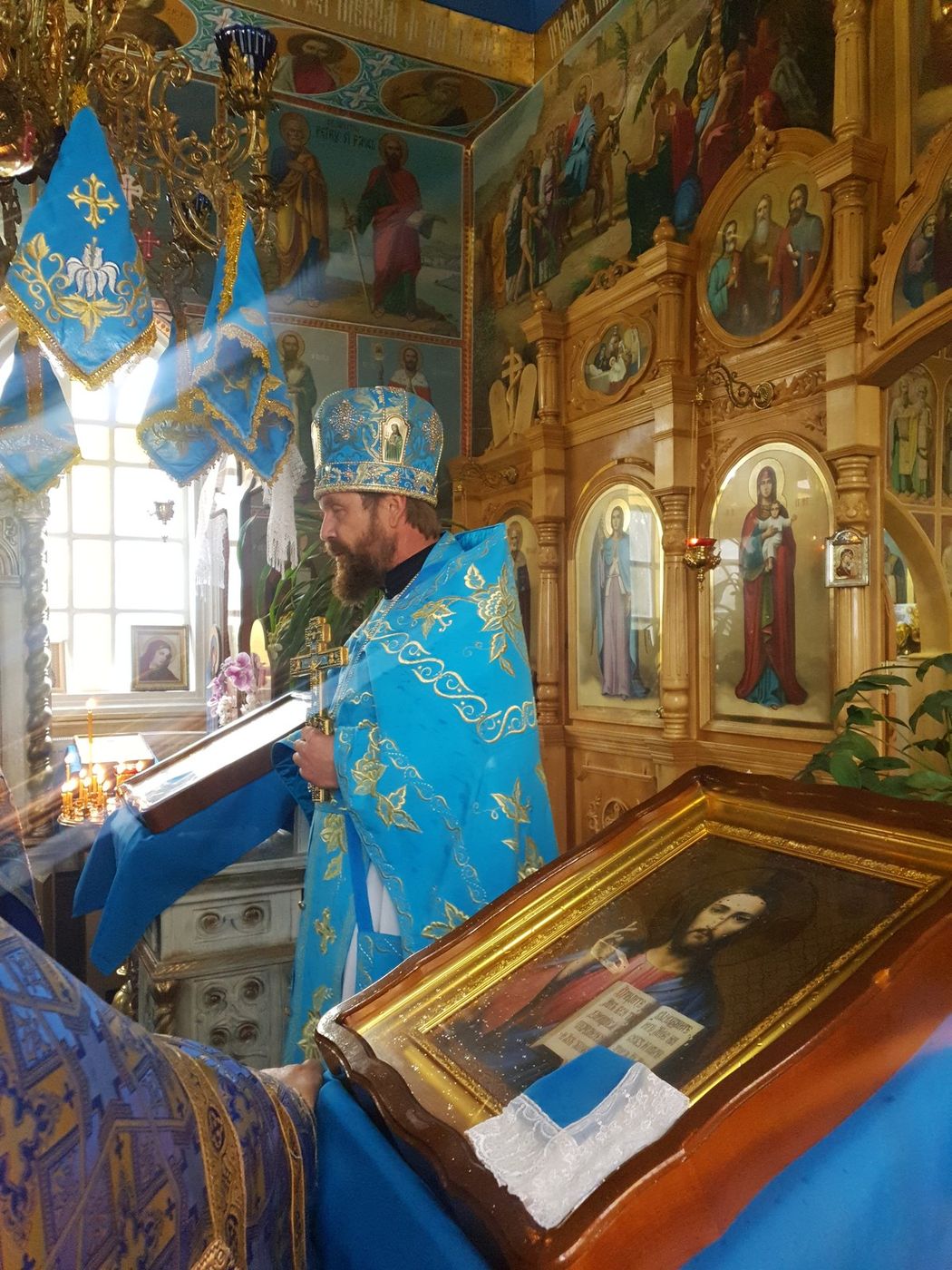 Preotul la icoana din fața iconostasului