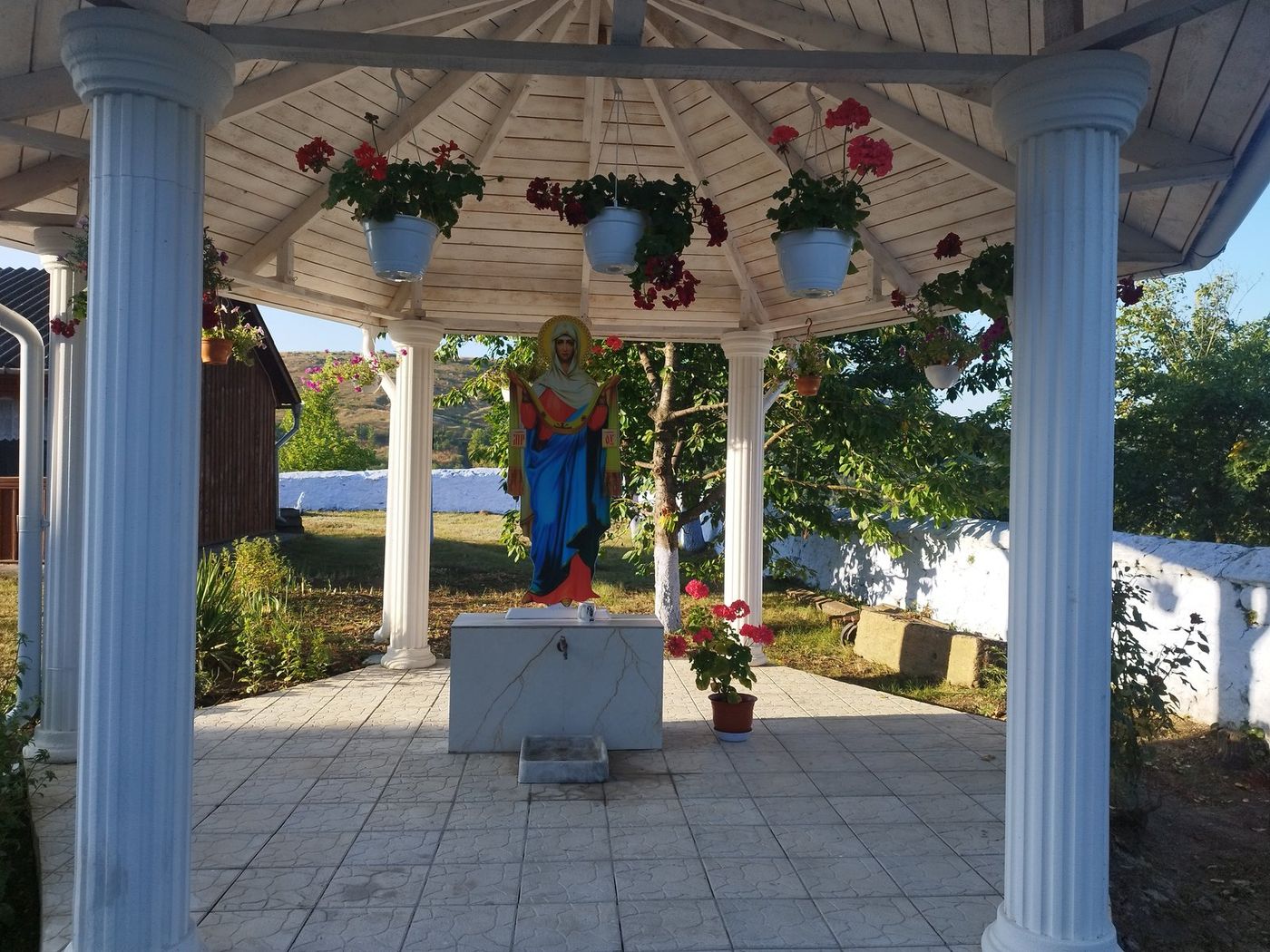 Statuia Maicii Domnului, în foișorul cu flori