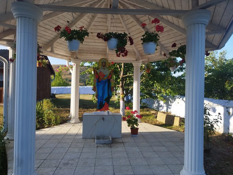Statuia Maicii Domnului, în foișorul cu flori
