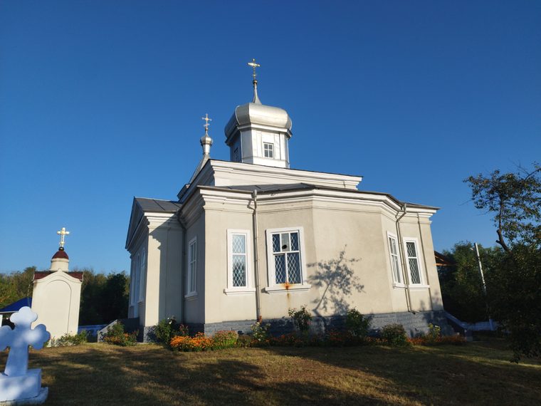 Biserica „Adormirea Maicii Domnului”, în lumina dimineții