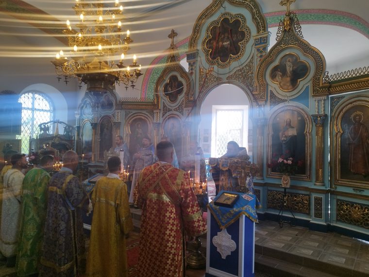 Soborul în fața iconostasului