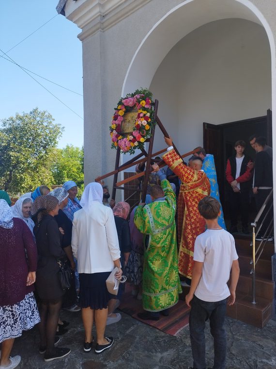 Icoana împodobită cu flori, purtată la intrarea bisericii