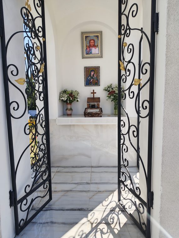 Capela de lângă biserică, cu ușile de fier forjat deschise