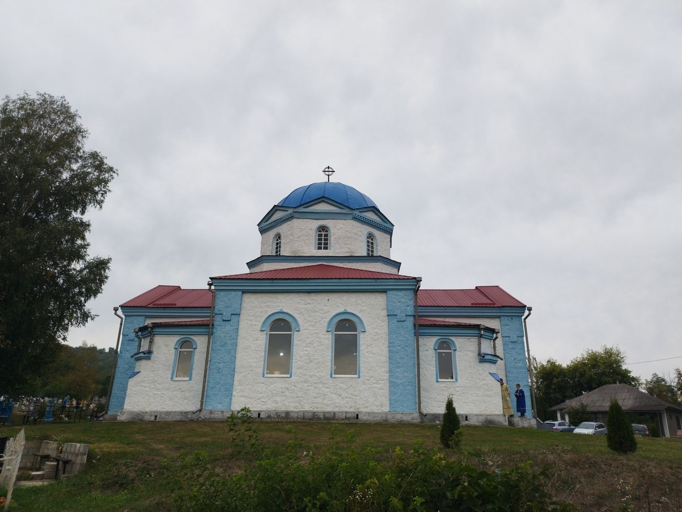 Biserica, văzută peste crucile cimitirului