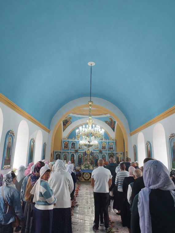 Biserica plină, la începutul slujbei