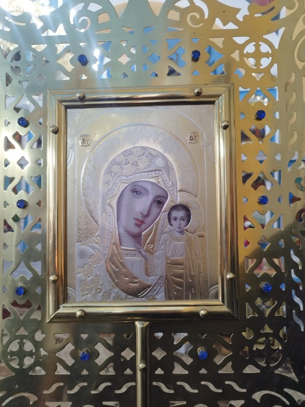 Icoana Maicii Domnului, în chivot sculptat