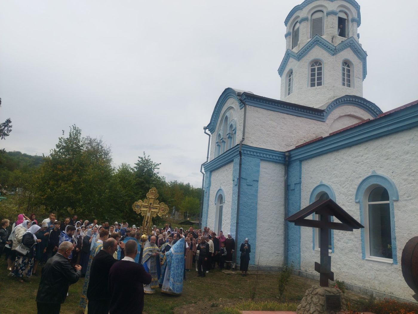 Procesiunea ieșind din biserică