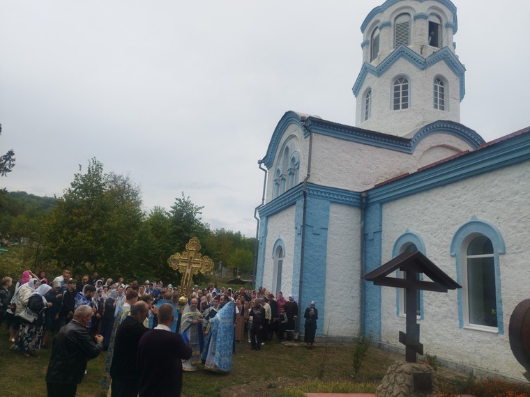 Procesiunea ieșind din biserică