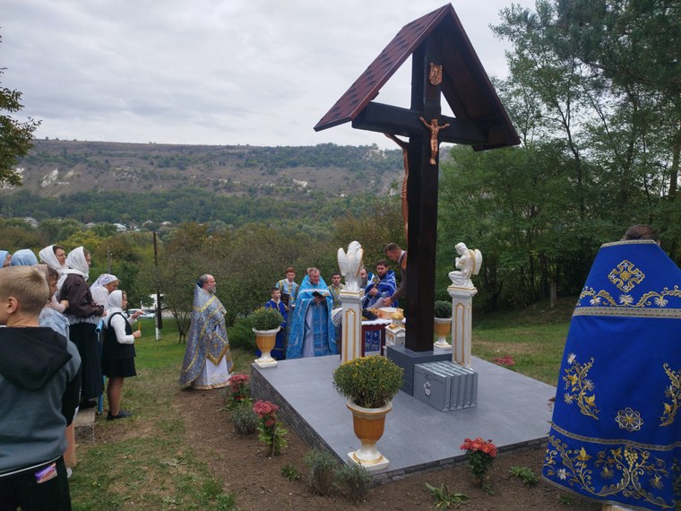 Binecuvântare la monumentul de deasupra văii