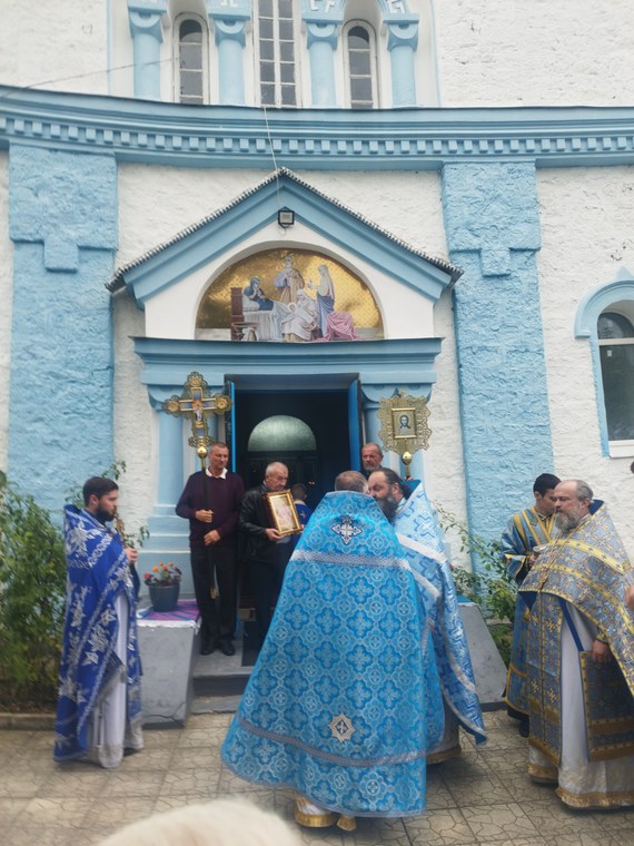 Întoarcerea la intrare, sub fresca de deasupra ușii